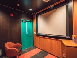 暗い色調の映画鑑賞室