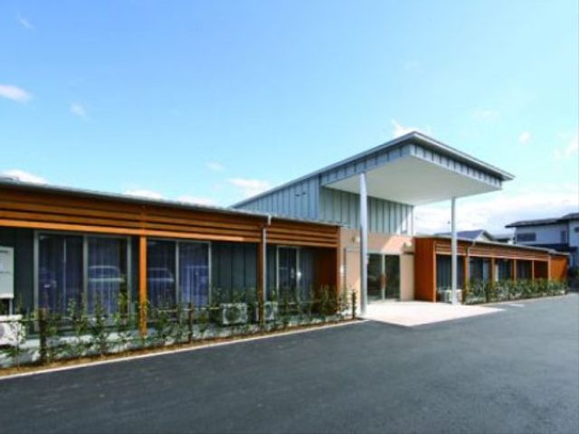 明るい施設の外観 外観 明るく開放的な外観を持つ施設です。屋根のデザインが特徴的で、来訪者を温かく迎え入れます。