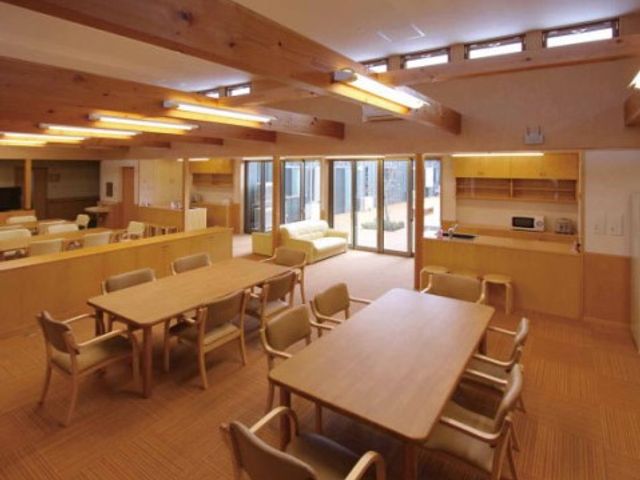 木目調の明るい共有スペース 共有スペース 広々とした温もりあるダイニングで、ゆったりとした食事の時間を提供する空間です。お一人おひとりが心地よい日常を過ごせるよう配慮されています。