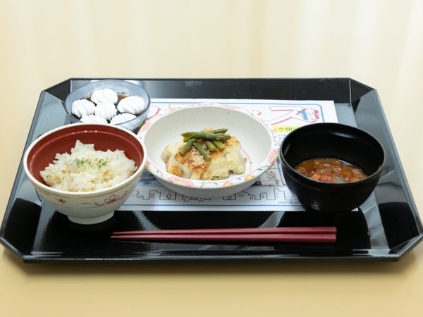 配膳された食事