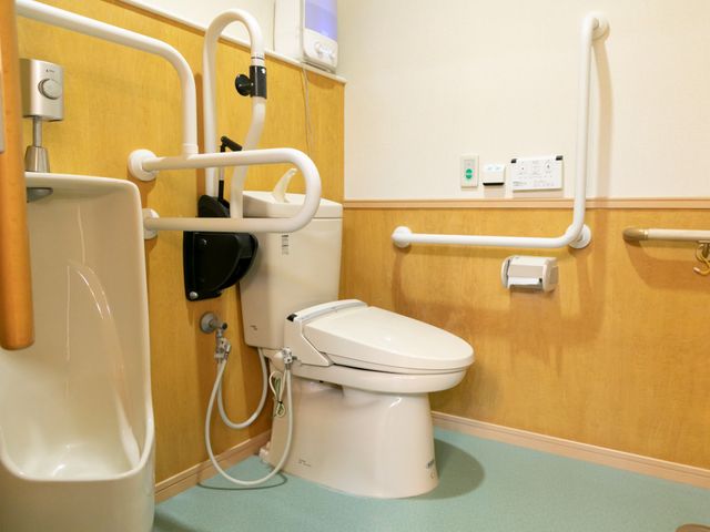バリアフリーの浴室 浴室 手すりや座り心地の良い様子のトイレで、安全かつ快適なご利用が期待できる空間です。
