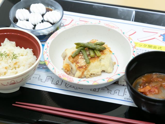 栄養バランスの取れた料理 食堂 栄養を考えたメニューで健康を支える食事の一例です。和やかな食事の時間を提供しております。