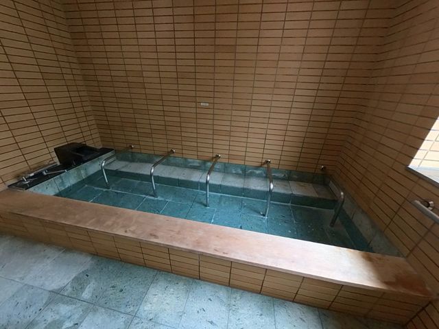 快適な浴室 浴室 手すり付きで安全性に配慮された清潔な浴室です。ゆったりとした時間を過ごせる設計となっております。