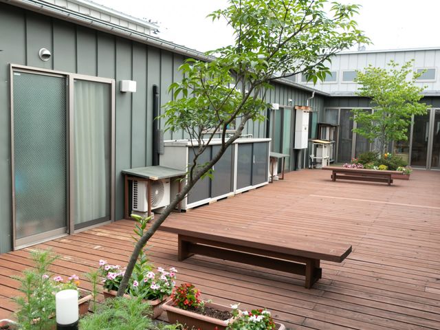 ゆったり過ごせる庭 中庭 ウッドデッキがある清潔感のある開放的なスペースです。季節の花々を眺めながら、ゆったりとした時間をお過ごしいただけます。