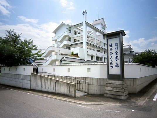 白い建物の外観  