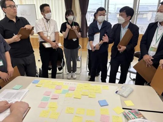 会議中の職員たち会議室  