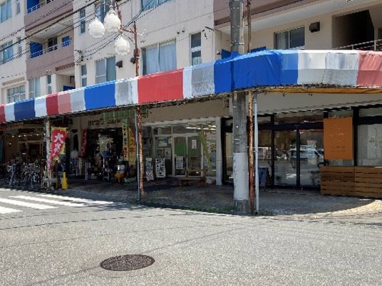 施設の外観入口  