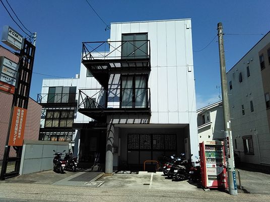 白い建物の外観  