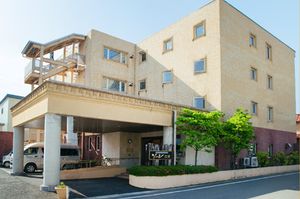3階建ての建物の外観
