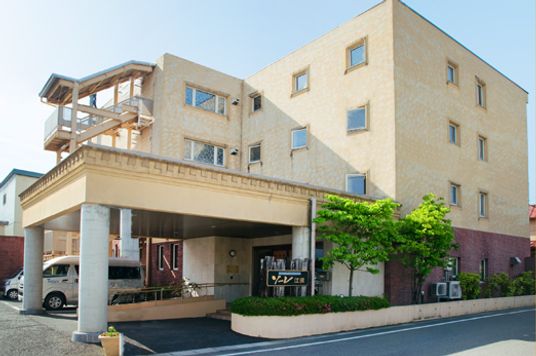 3階建ての建物の外観