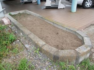土が入った花壇の庭  
