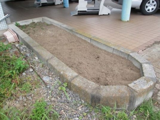 土が入った花壇の庭  