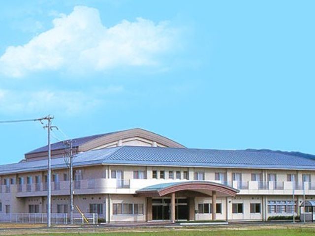 施設の外観 外観   青空の下に見える、落ち着いた色合いの建物です。広い敷地に建っており、働く場所の雰囲気をイメージしやすいです。