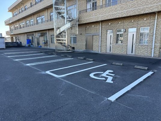 駐車場と外階段の建物外観  