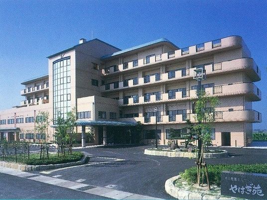 外観の施設正面  