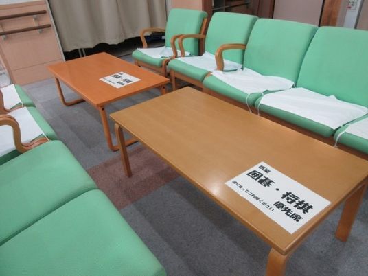 緑のソファ並ぶ休憩室  