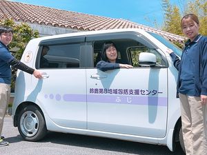 送迎車と職員  