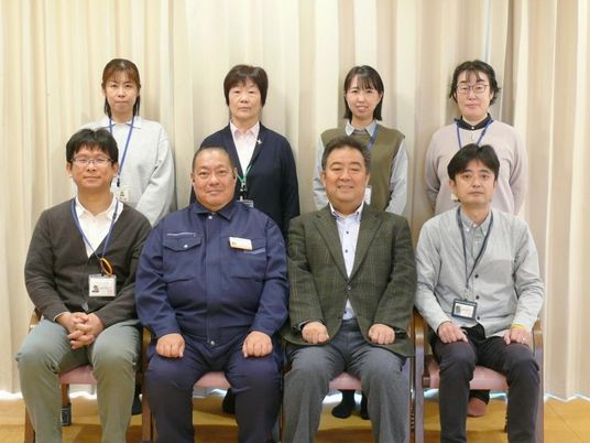 スタッフ集合の室内  