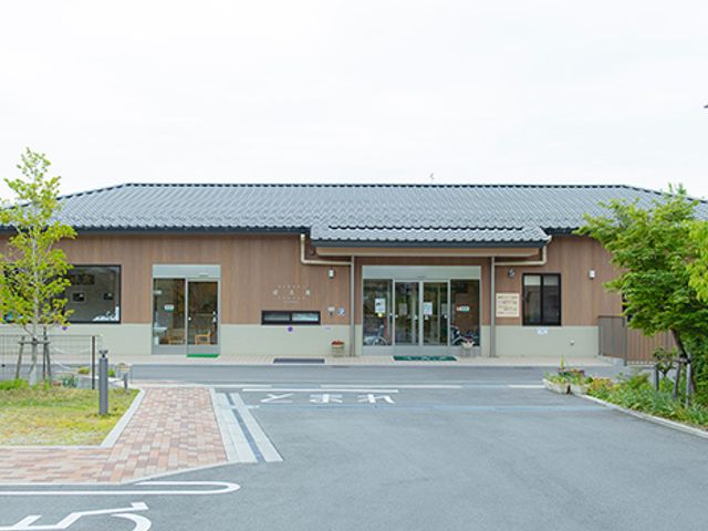 広々とした外観 外観 広々として落ち着いた雰囲気の施設外観です。緑が多く、心地よい環境です。