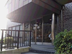 施設のエントランス  