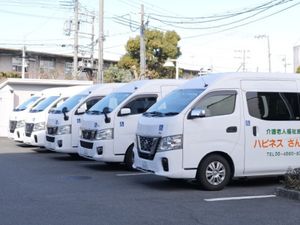 送迎車が並ぶ外観  