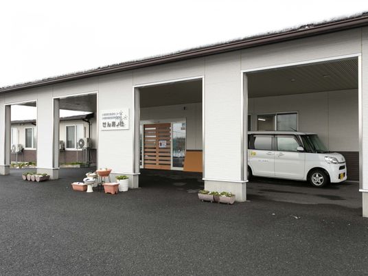 車が停まっている軒下