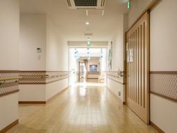 木目調の廊下