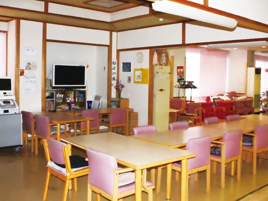 明るい食堂のテーブル席  