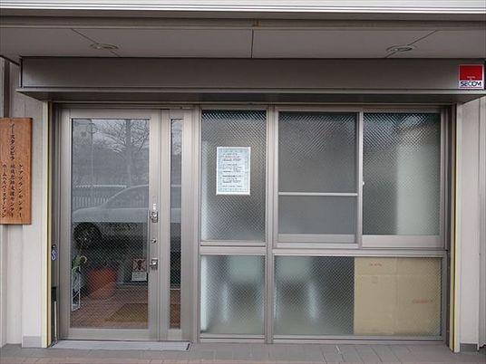 ガラス扉の玄関  