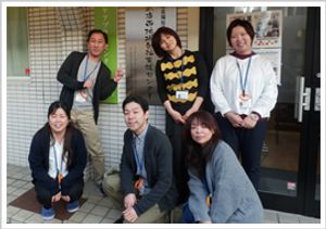 笑顔のスタッフたちの集合写真  