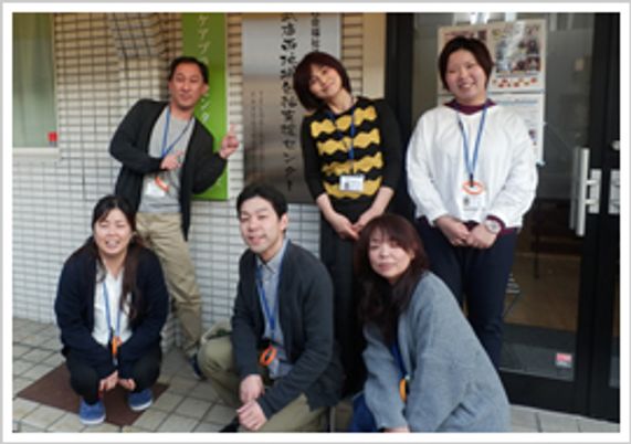笑顔のスタッフたちの集合写真  
