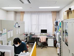 明るい事務スペース  