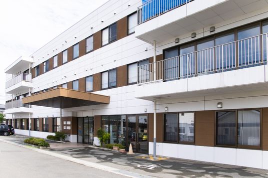 広々とした建物のエントランス