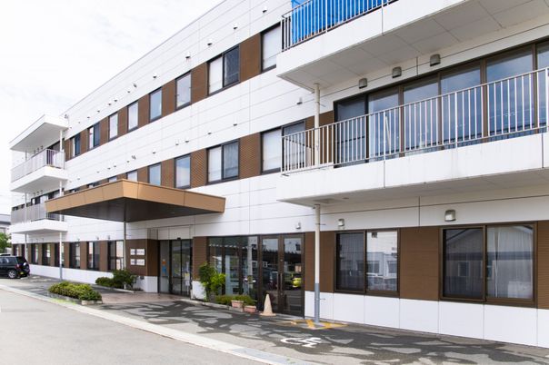 広々とした建物のエントランス