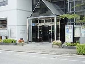 施設のエントランス外観です  