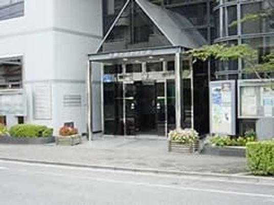 施設のエントランス外観です  