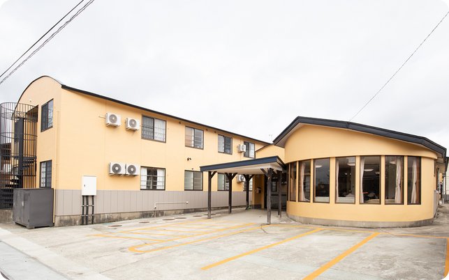 円形の窓がある建物外観