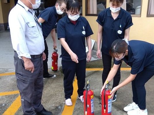 消火器訓練を行う職員外観  