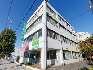明るい建物外観  