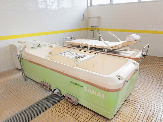 設備の整った浴室  