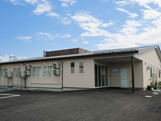 広さを感じる建物外観