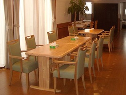 自然光が入る広い室内