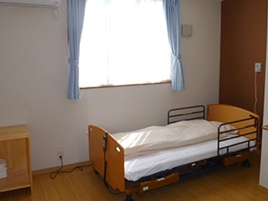 明るい居室の風景