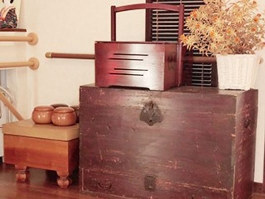 古い家具と飾りのある室内