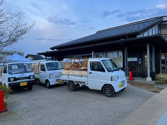 送迎車が並ぶ外観  