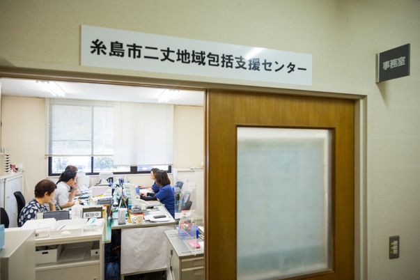 職員が働く事務室