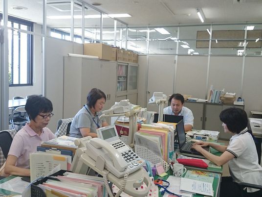 事務作業中の職員の様子  