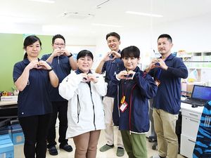 スタッフの集合写真  