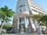 明るい外観の建物  