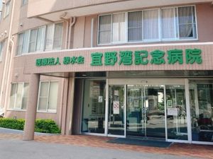 病院の正面玄関  